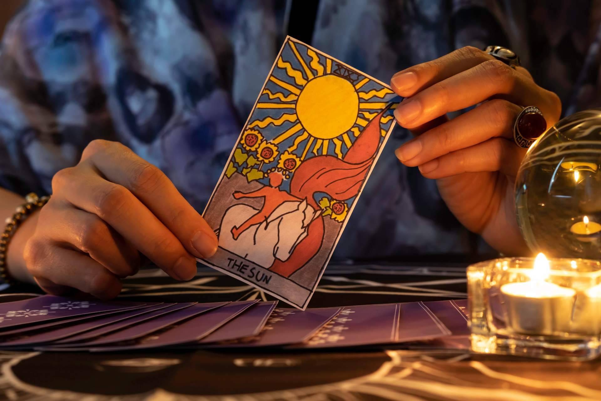 Astros de Luz ofrece sesiones de tarot y videncia telefónica