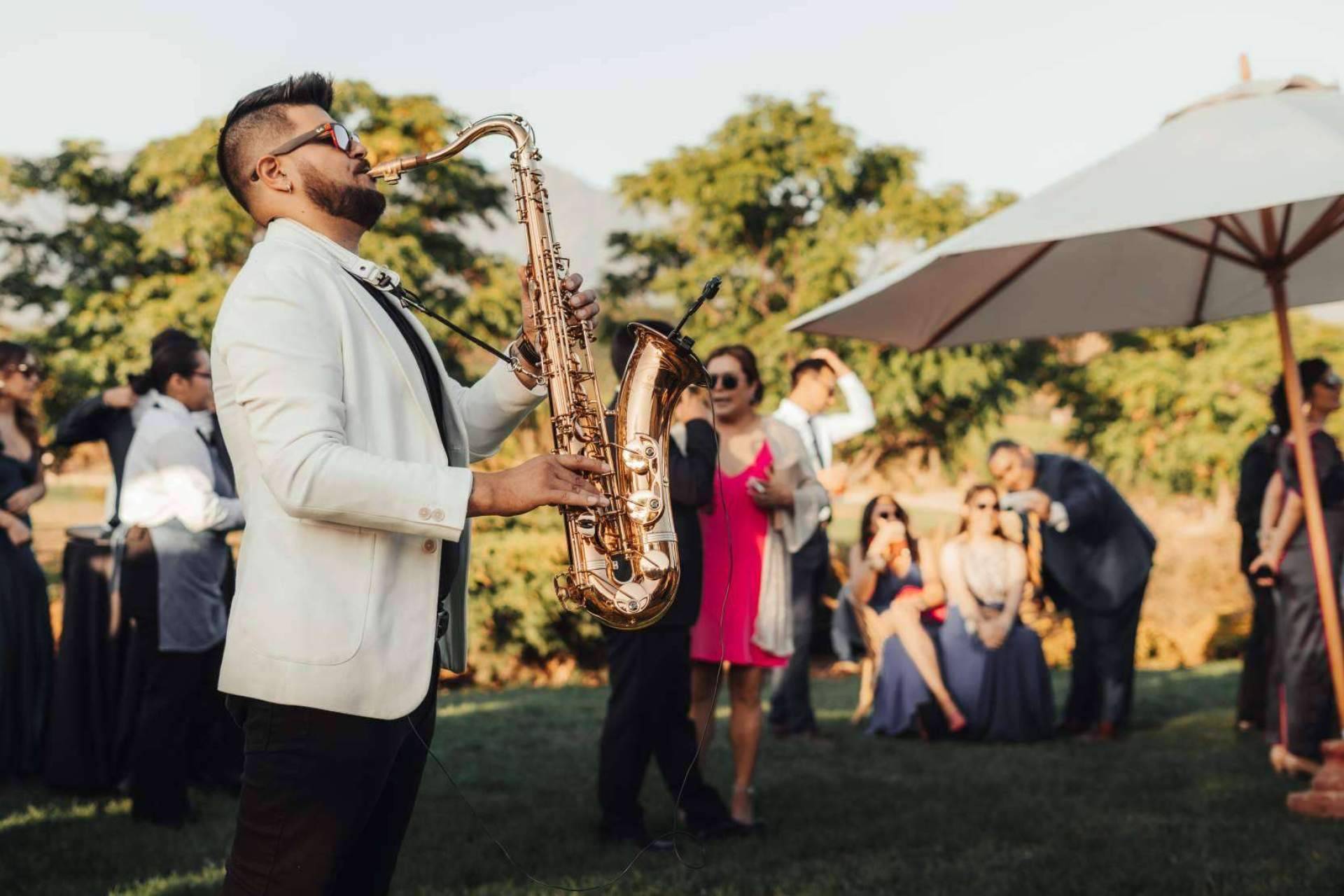 Razones por las que contratar a un saxofonista para eventos