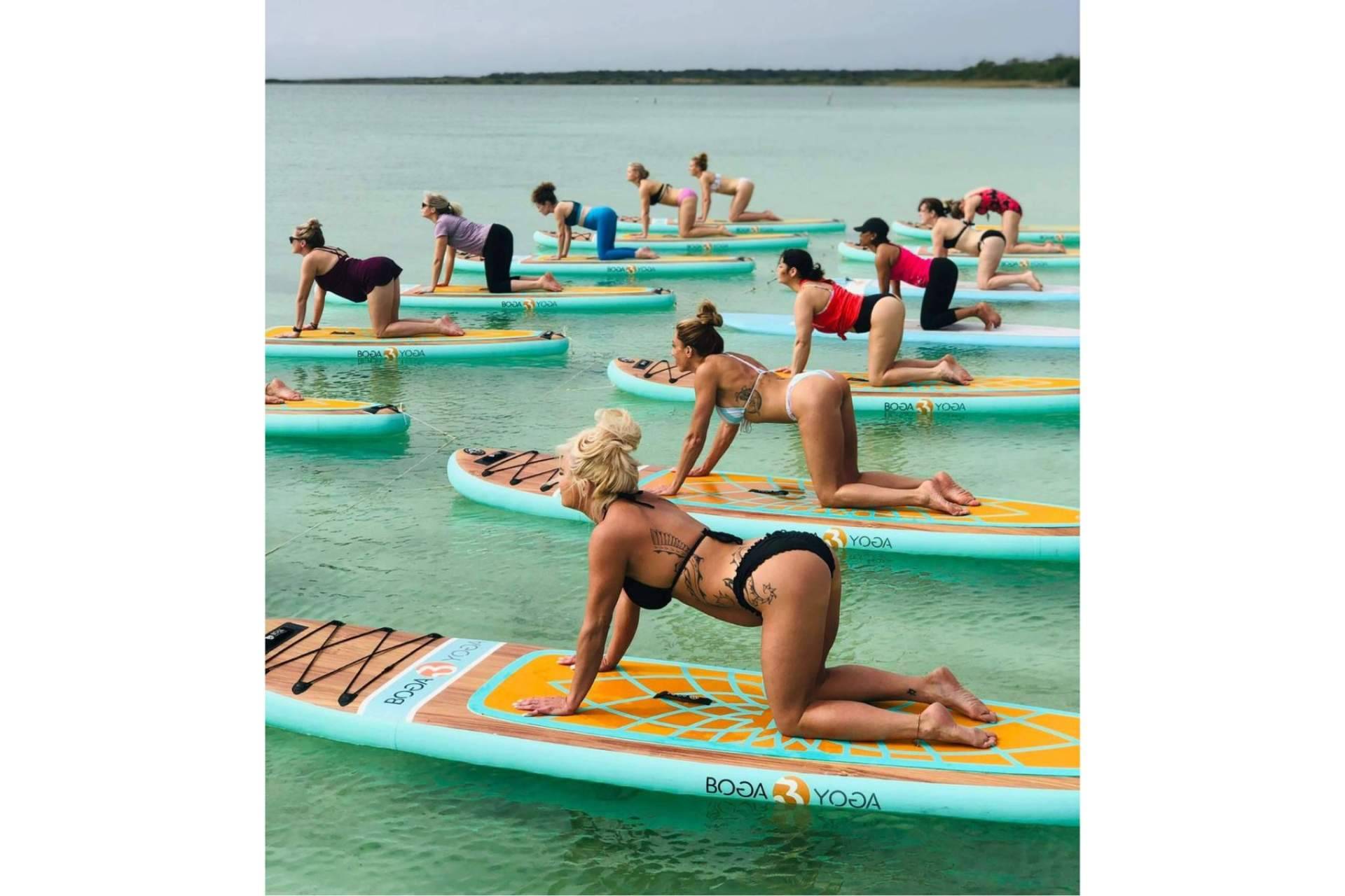 Clases de yoga en tablas de paddle board con Tulum Adventure