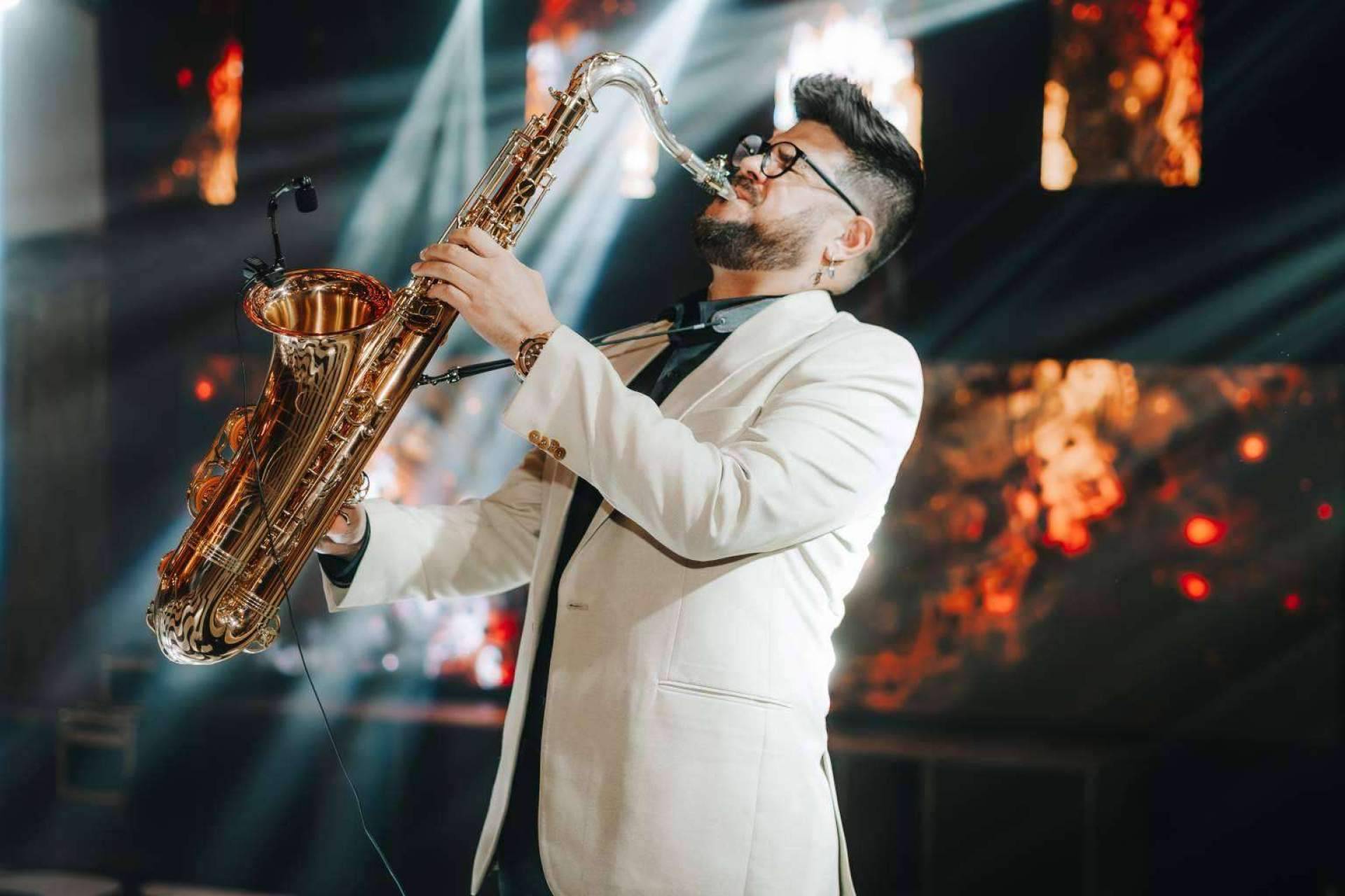 Contratos para una buena experiencia musical con el saxofonista Jose Salinas