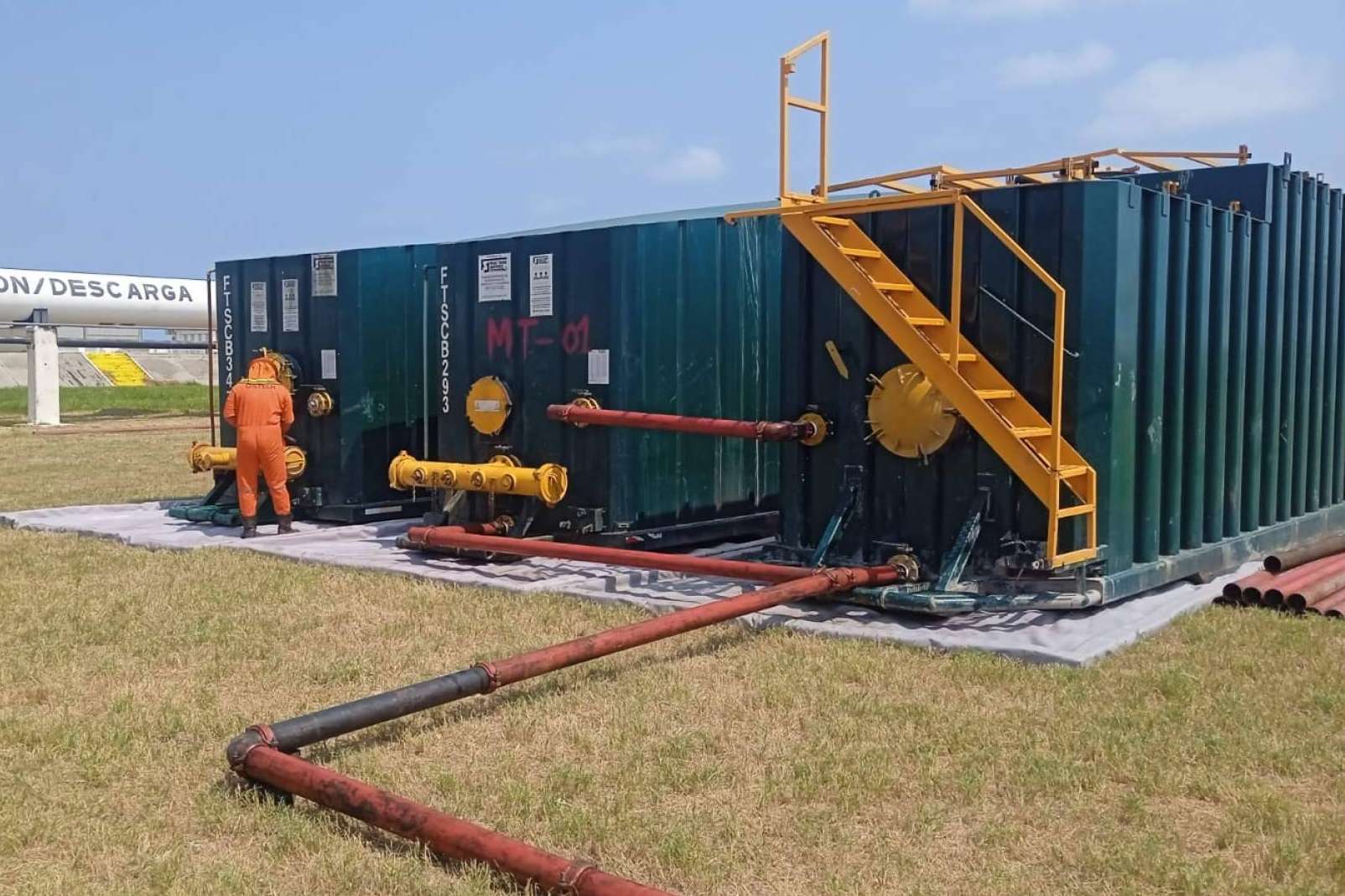 Oiltech es una empresa especializada en la limpieza industrial de tanques de almacenamiento