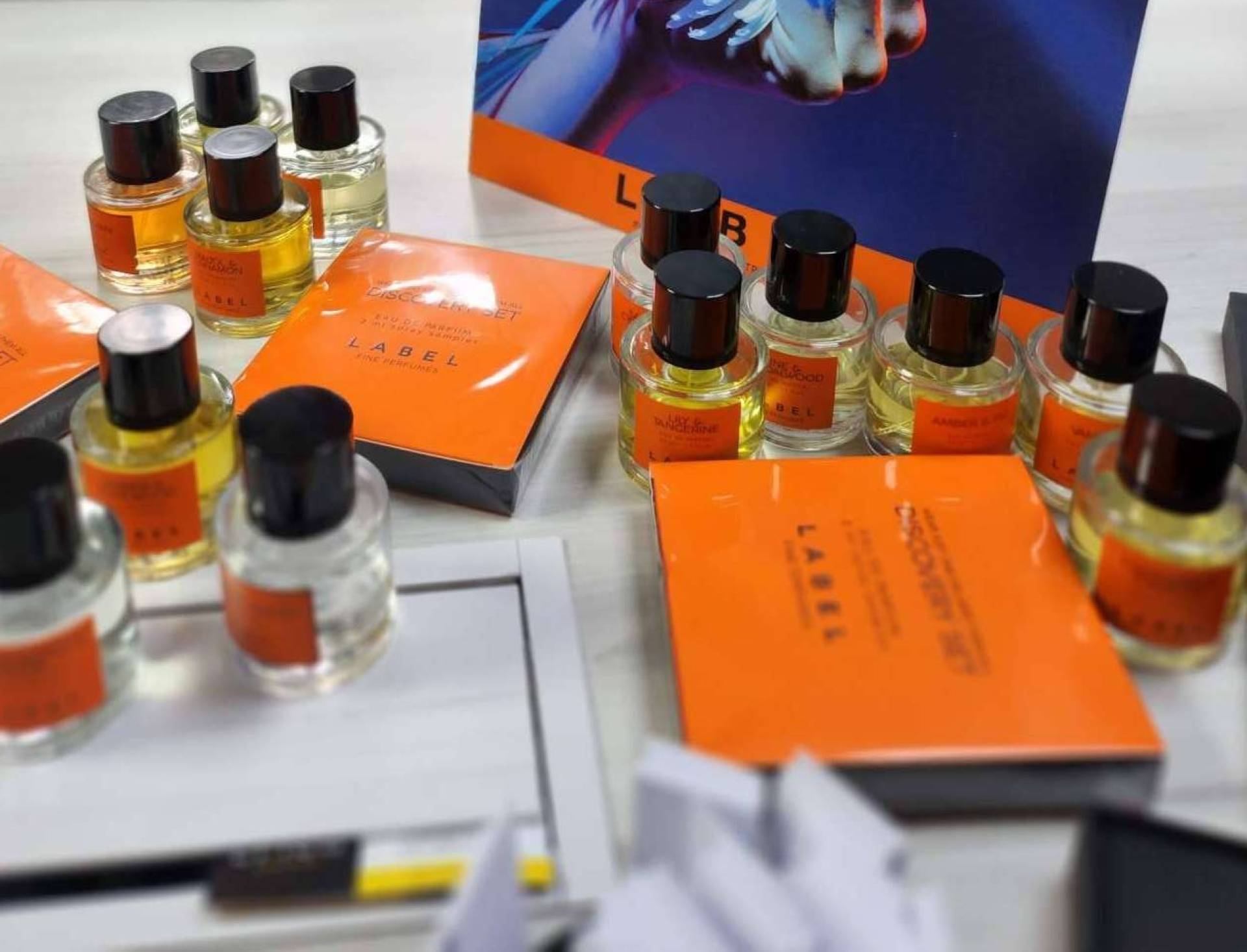 Combinar fragancias y crear un aroma único en el taller de perfumes Iris